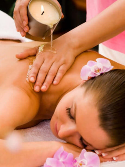 Kerzenöl Massage im Wellness Paradies